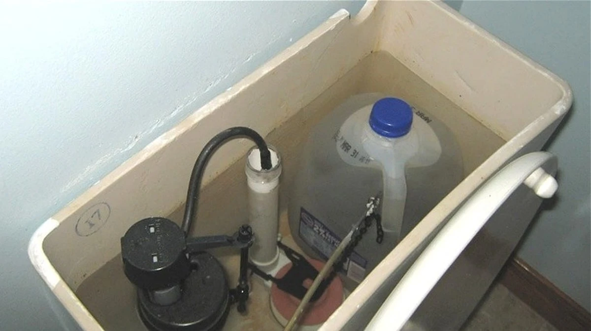 Plastová lahev v záchodu vám ušetří tisíce korun ročně