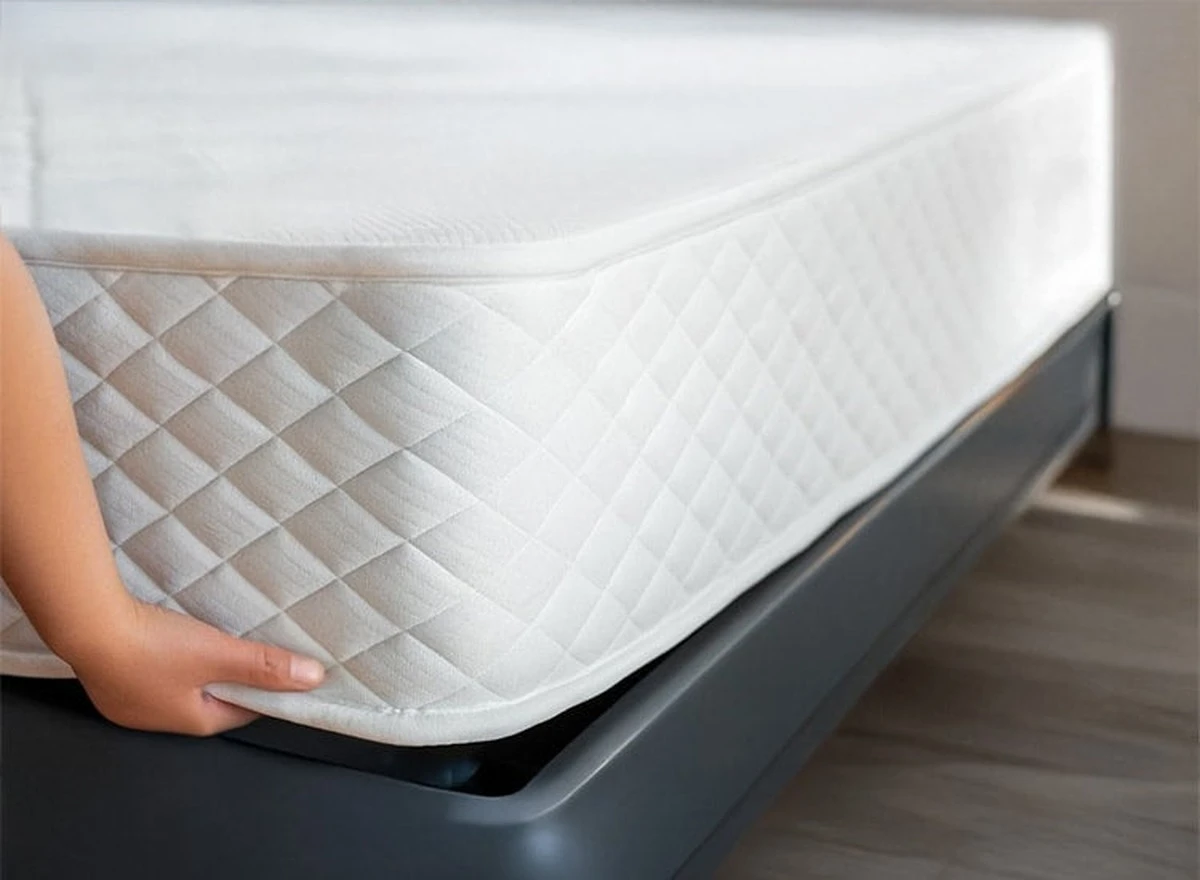 Papírový ručník pod postel? Proč to řeší vlhkost za noc