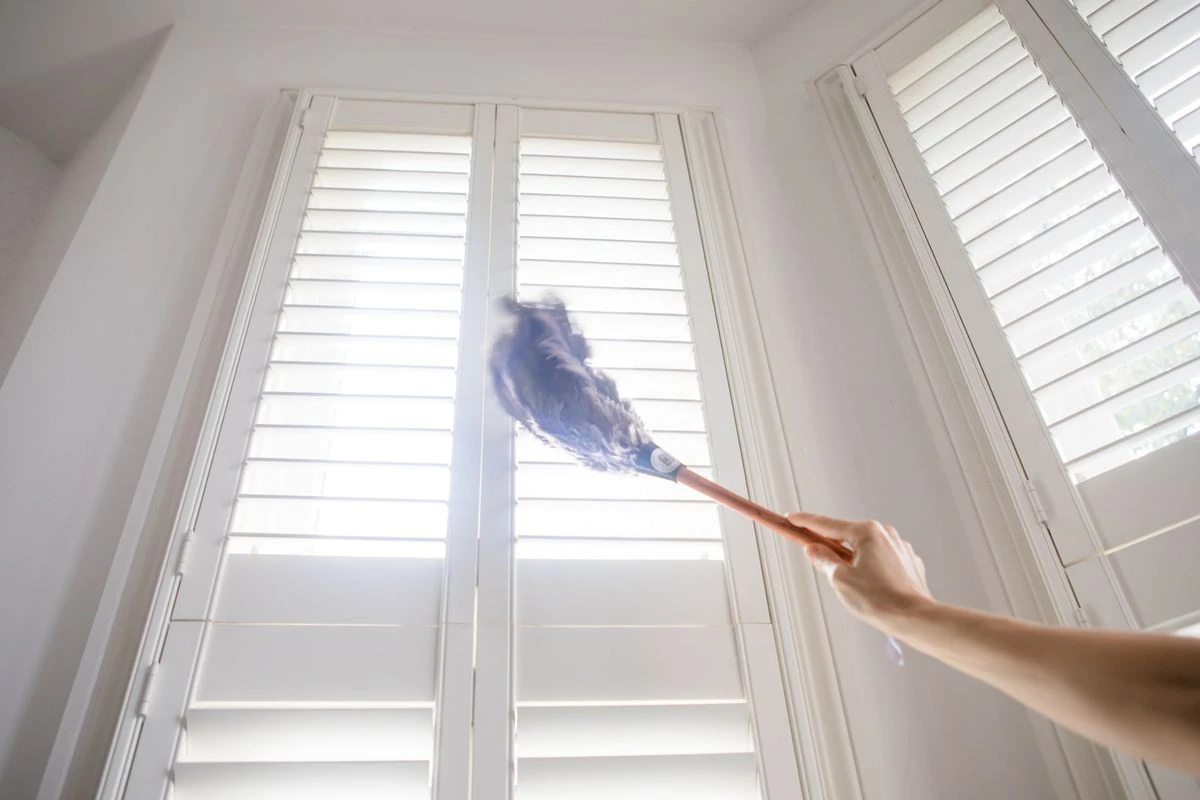 Starý ponožka jako ideální hubka na prach mezi nábytkem - image 1