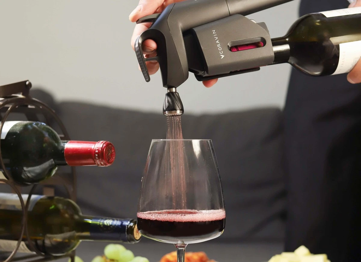 Číšníci prozradili: proč se drží jednoho triku při servírování červeného vína - image 1