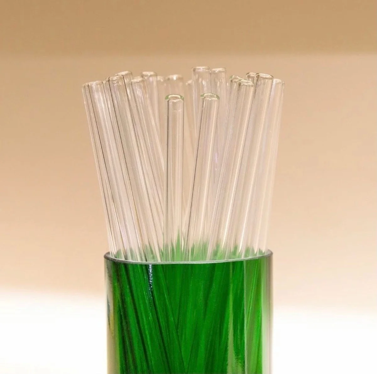 Plastová brčka jako záplata na okno? Funguje líp než tape