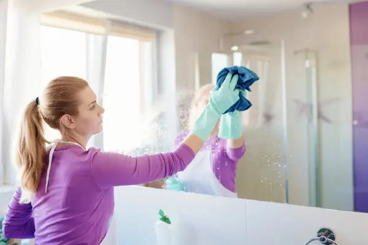 Vodní skvrny na zrcadle mizí jedinou ingrediencí ze spíže