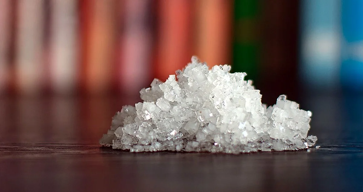 Sůl do myčky nádobí: trik na lesklé sklenice bez bělidla