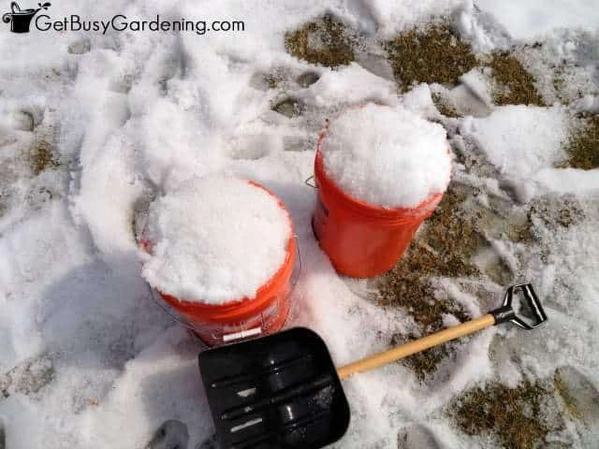 Kuchyňská sůl na tkanině: Nejrychlejší způsob, jak rozpustit sníh v domě - image 1