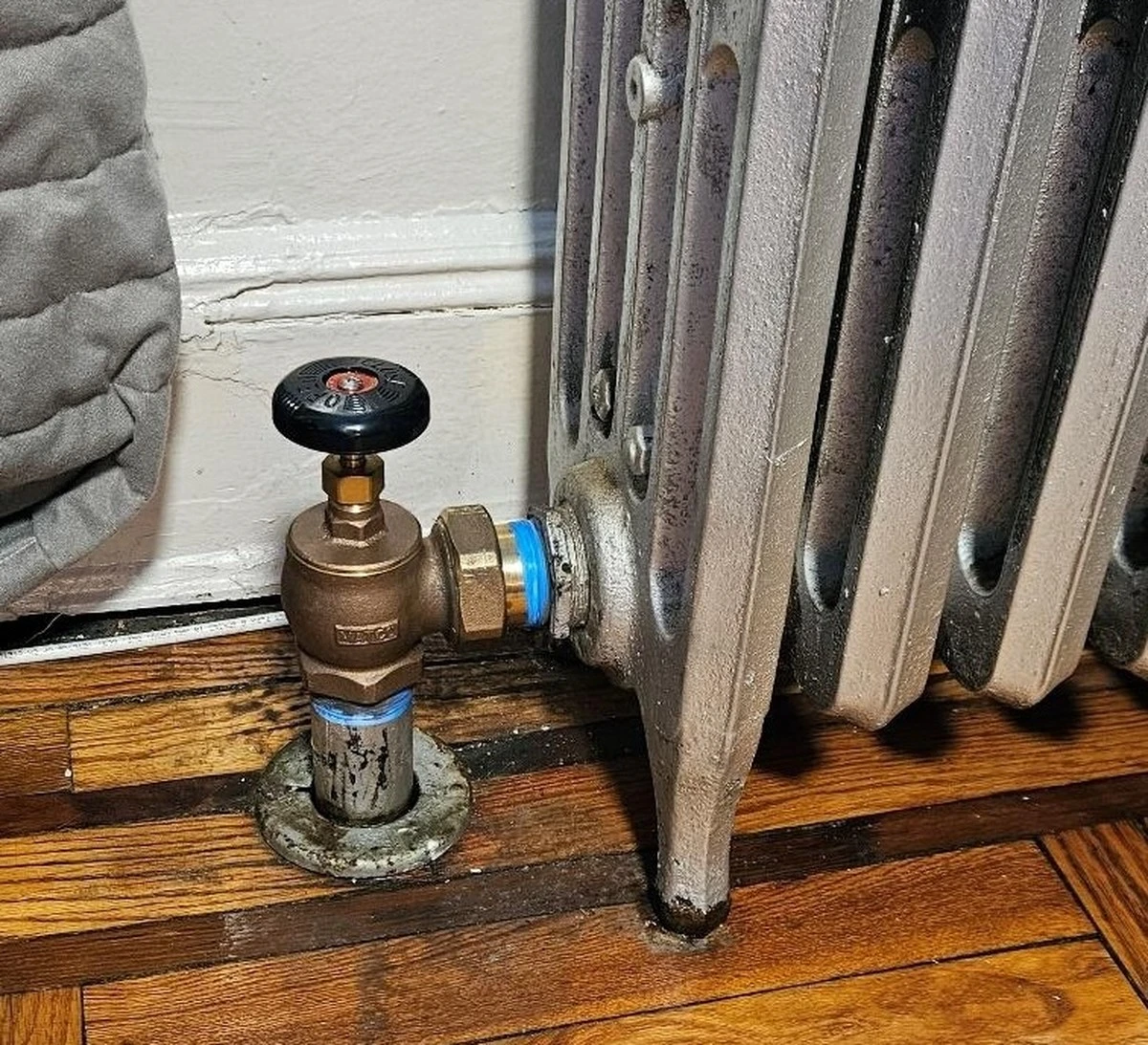 Instalatéři varují: nikdy netahejte tuto páku na radiátoru v létě