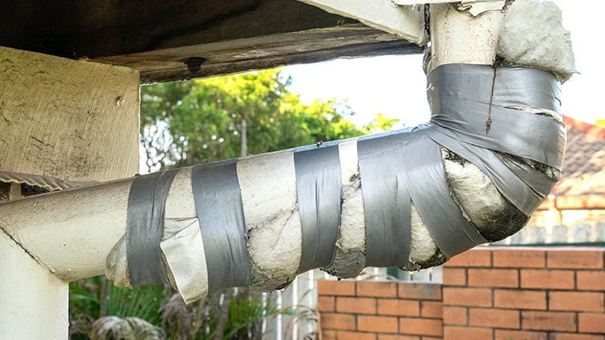 Proč kuchaři lepí pásku na trubky pod umyvadlem a co to dělá - image 1