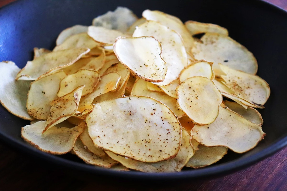 Směs octa a soli: nejlevnější způsob čištění spár mezi dlaždicemi