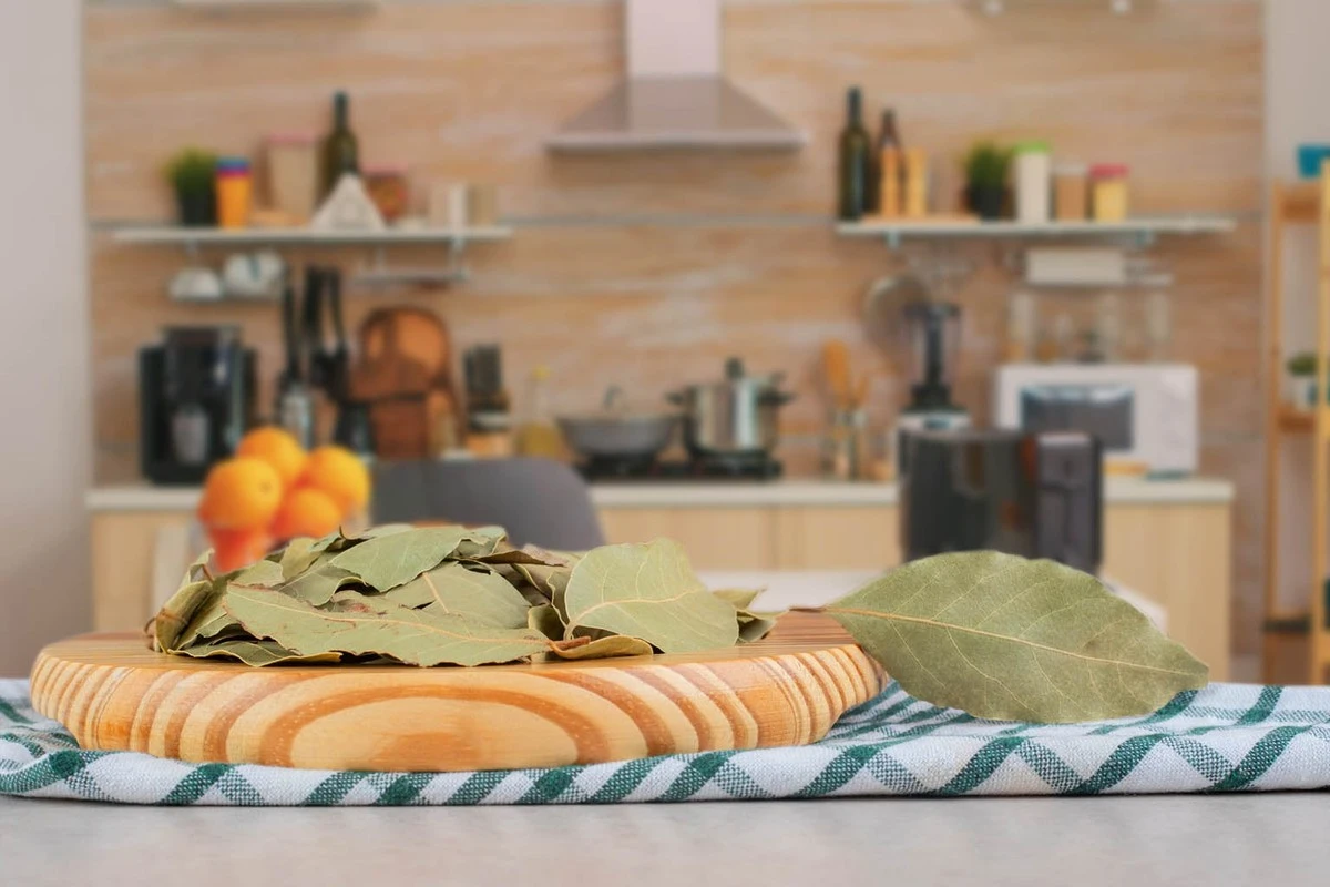 Vložte bobkový list do mouky a zapomeňte na motýle v kuchyni navždy