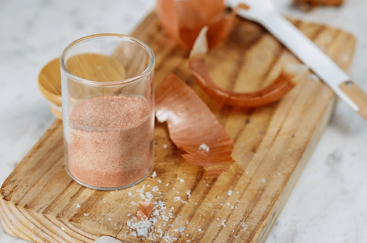 Sůl a cibule na pánvi: domácí trik na čistění bez škrábání