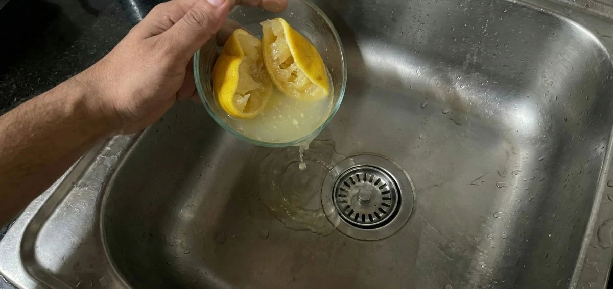 Citronová šťáva v umyvadlovém sifonu - trik proti zápachu bez chemie