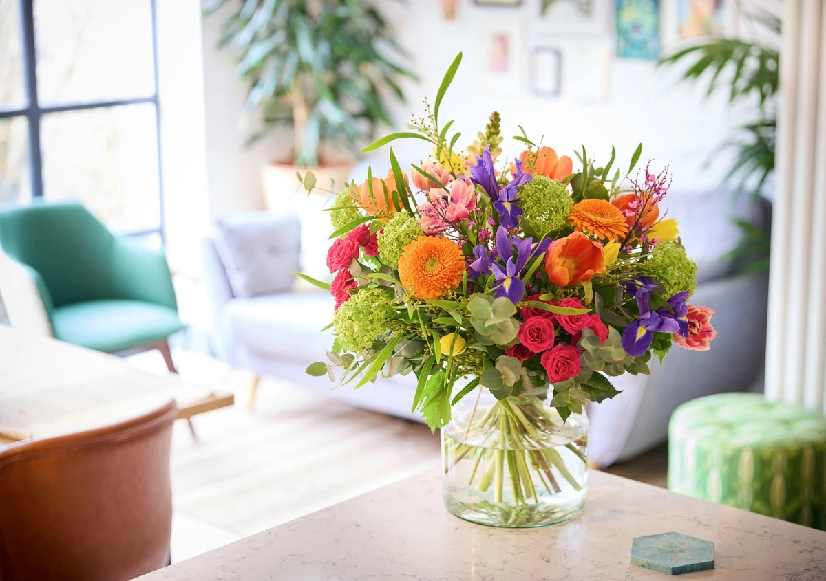 Gumička na vázu. Jednoduše vás zarazí, co se stane s květinami