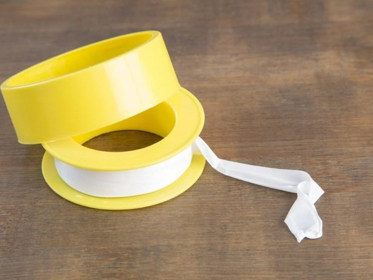 Proč kuchaři lepí pásku na trubky pod umyvadlem a co to dělá