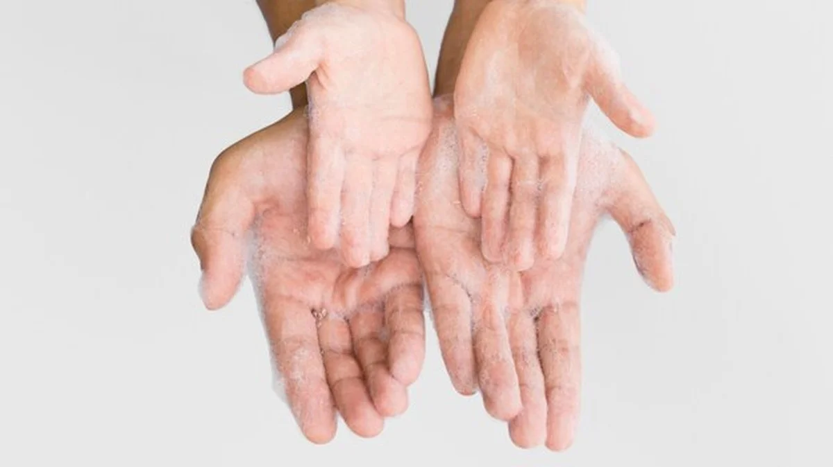 Proč se vaše ruce v zimě drolí a jak to zastavit hned