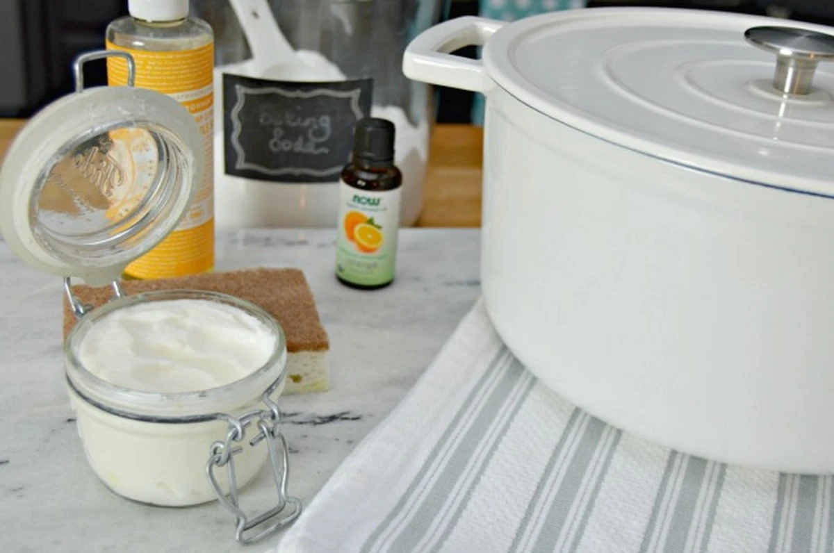 Sůl a cibule na pánvi: domácí trik na čistění bez škrábání - image 2