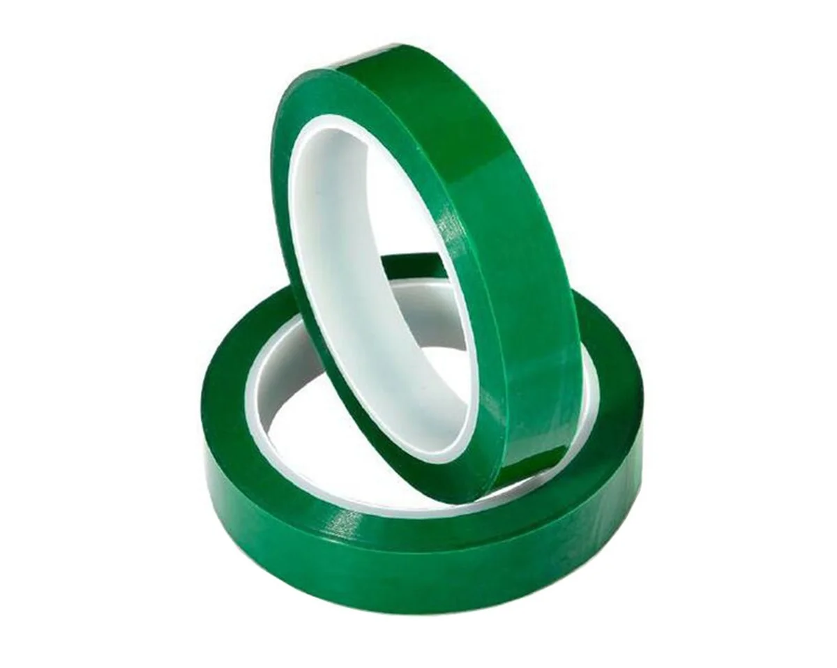 Proč si každý domácí mistr přilepuje lepicí pásku na baterie