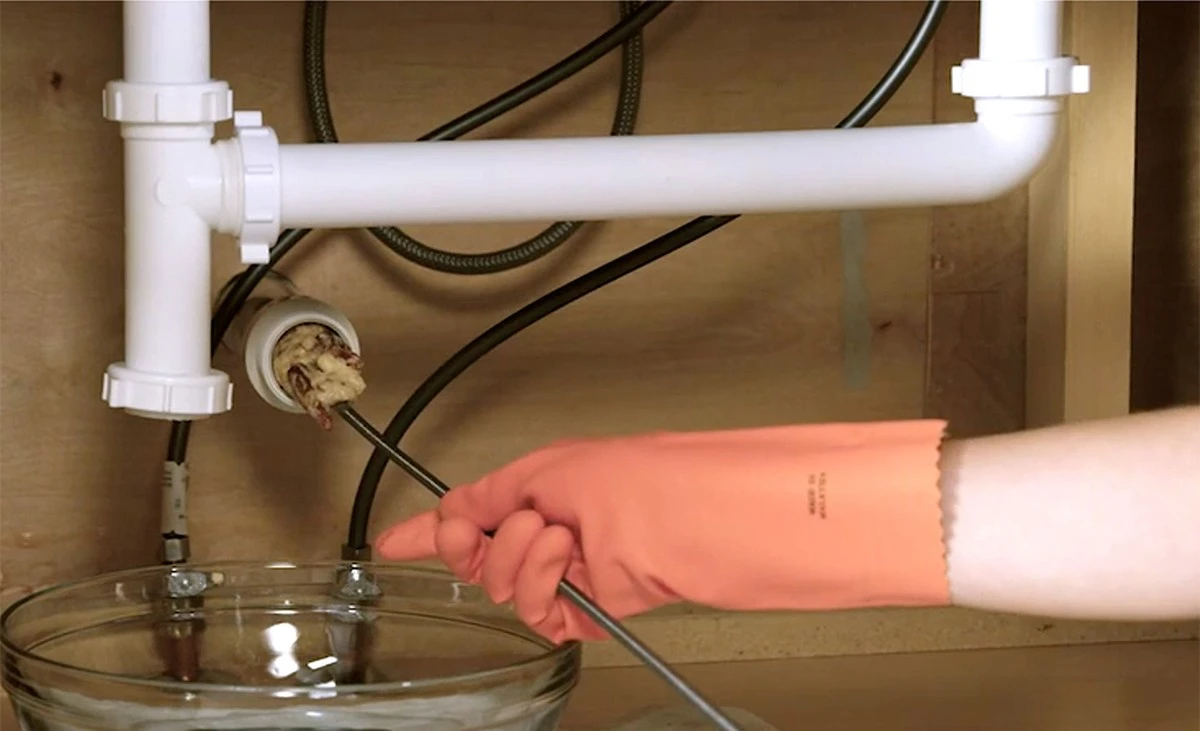 Instalatéři varují: nikdy nelijte olej z konzervované ryby do dřezu - image 1