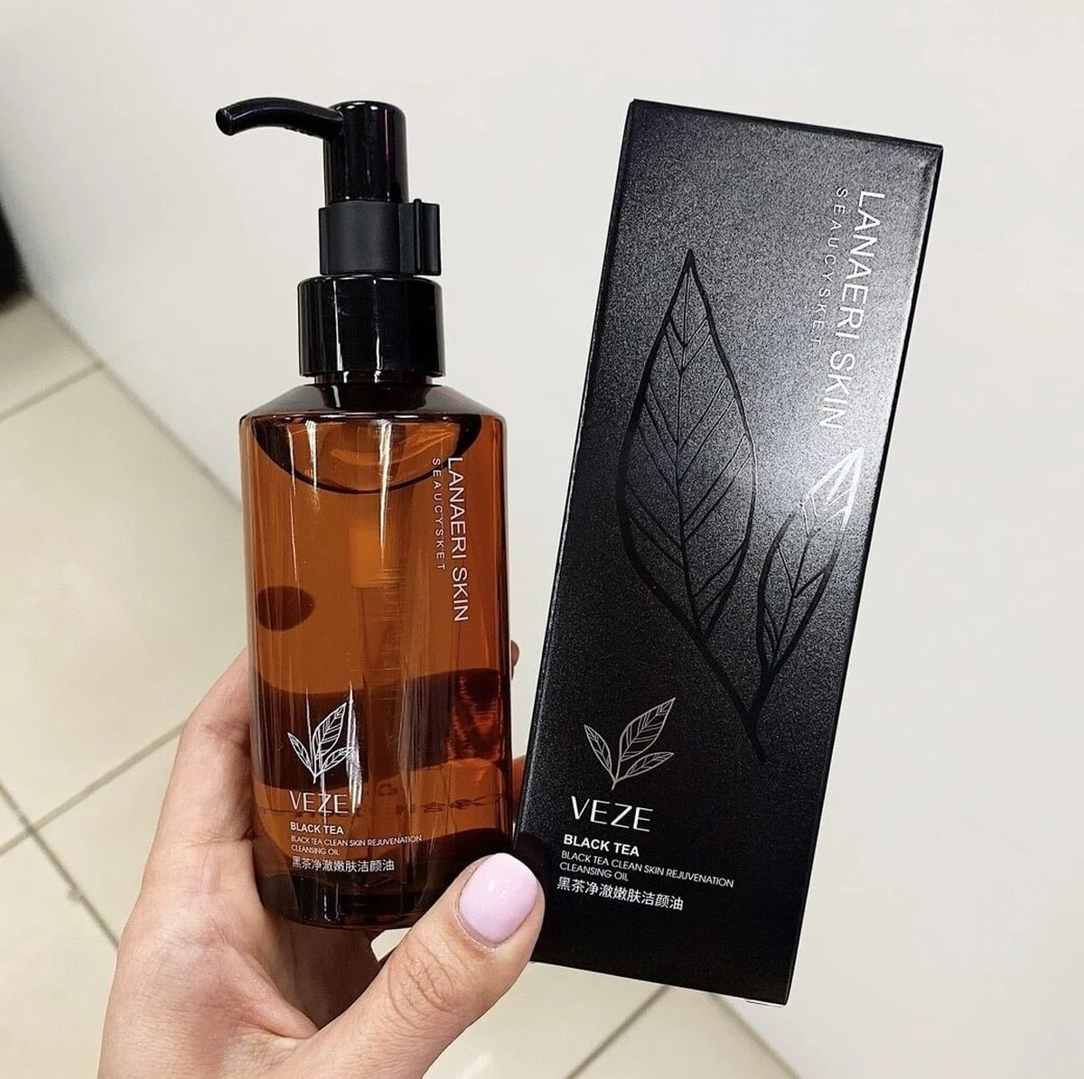 Černý čaj na spálené skvrny: proč to funguje lépe než drahé čističe