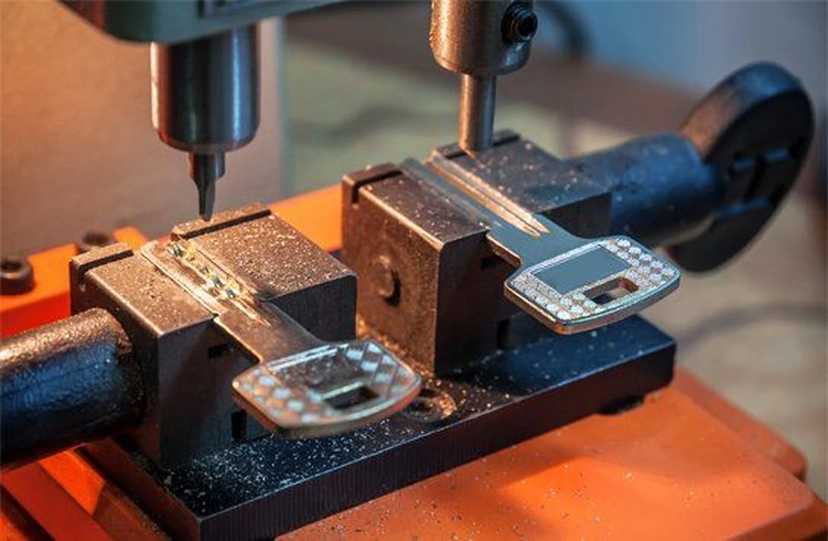 Kousky bílého vosku na silnici? Návod na doma vyrobené klíče bez řezače - image 1