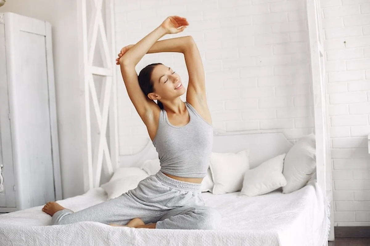 Po 50-ce: cviky do postele, které vám zachrání klouby v zimě - image 1