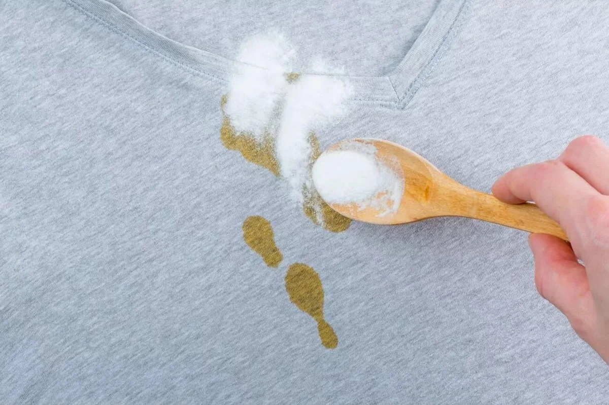 Kukuřičný škrob na skvrny – dělá zázraky než stihne vyschnout