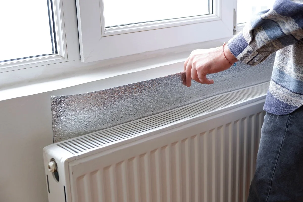 Kancelářský papír za radiátor? Ušetříte až 30 % na vytápění - image 1