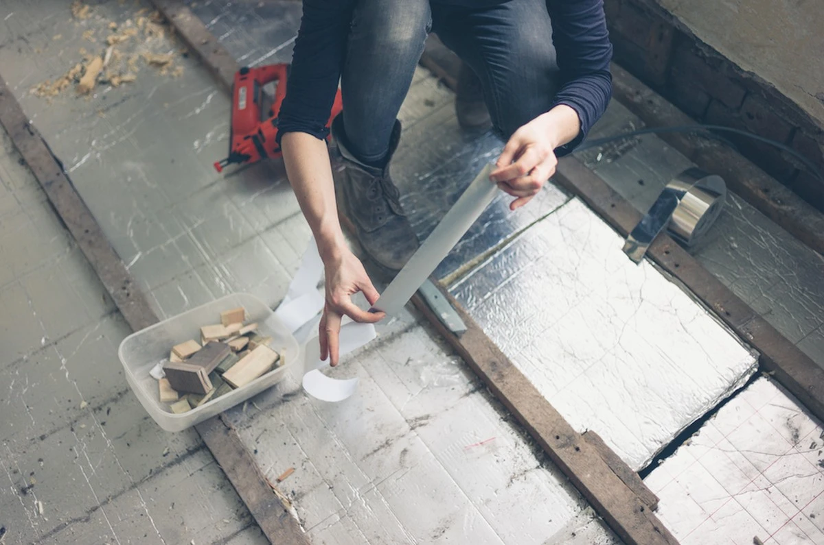 Starý noviny pod koberce? Izolace zdarma, kterou všichni přehlížejí - image 2