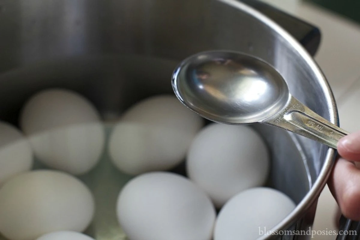 Proč kuchaři vždy přidají ocet do vroucí vody s vejci