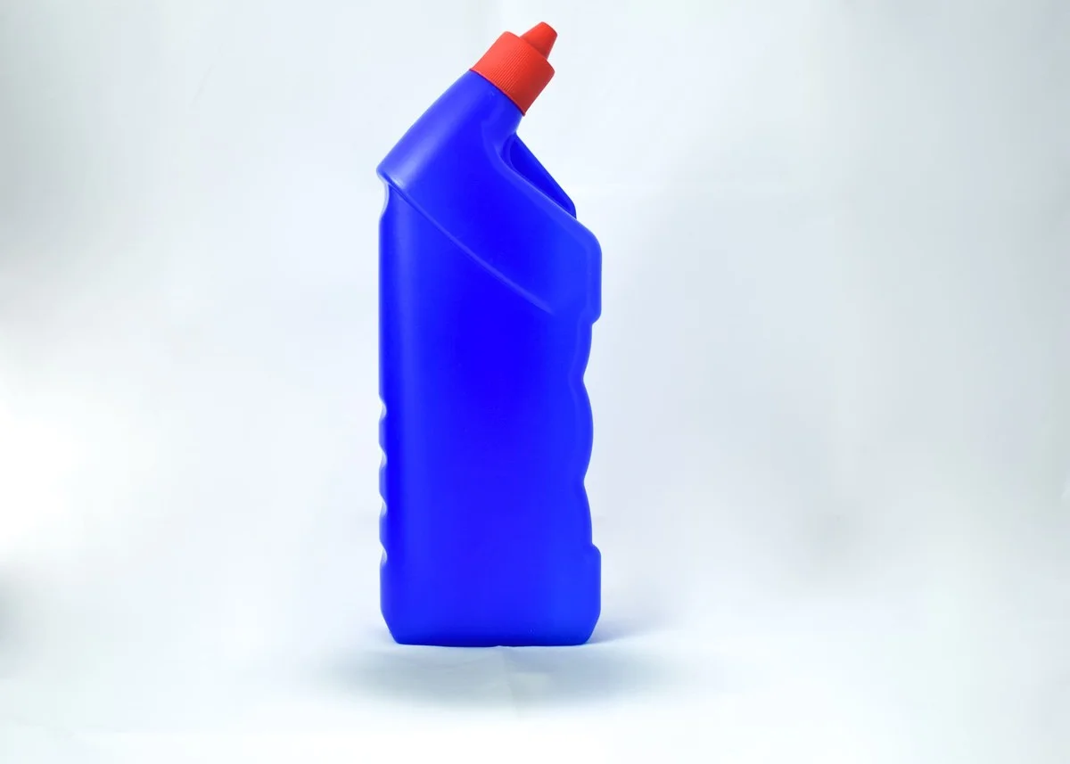 Plastová láhev v záchodě ušetří vodu každý den – jak na to