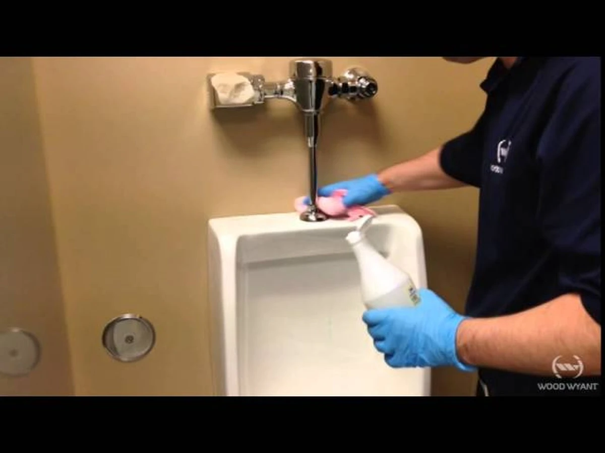 Soda a ocet v pisoárech? Řemeslníci vědí, proč to funguje - image 1