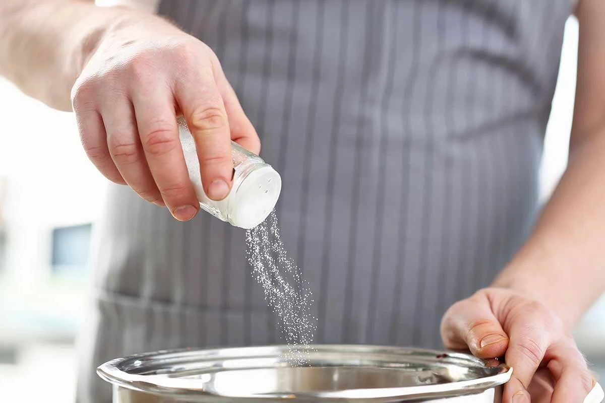 Sůl v květináči změní váš boj s vlhkem na vždy