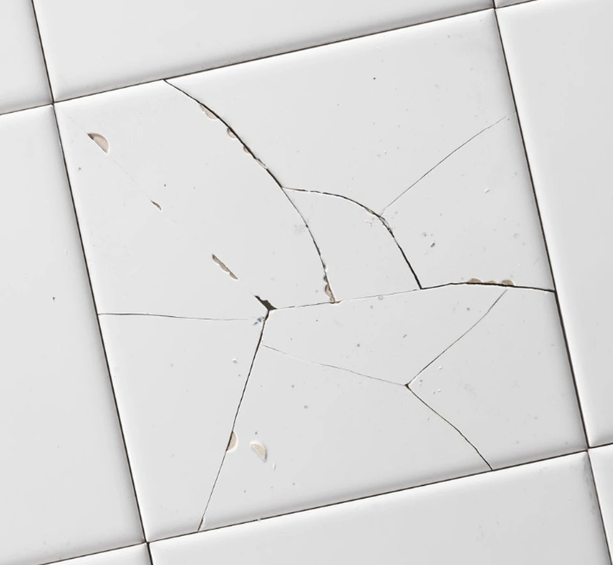 Vteřinové lepidlo na praskliny v obkladech: Funguje o 80 procent levněji - image 1