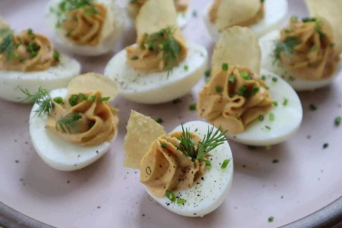 Proč kuchaři vždycky přidávají do vody na vejce sůl a ocet - image 1