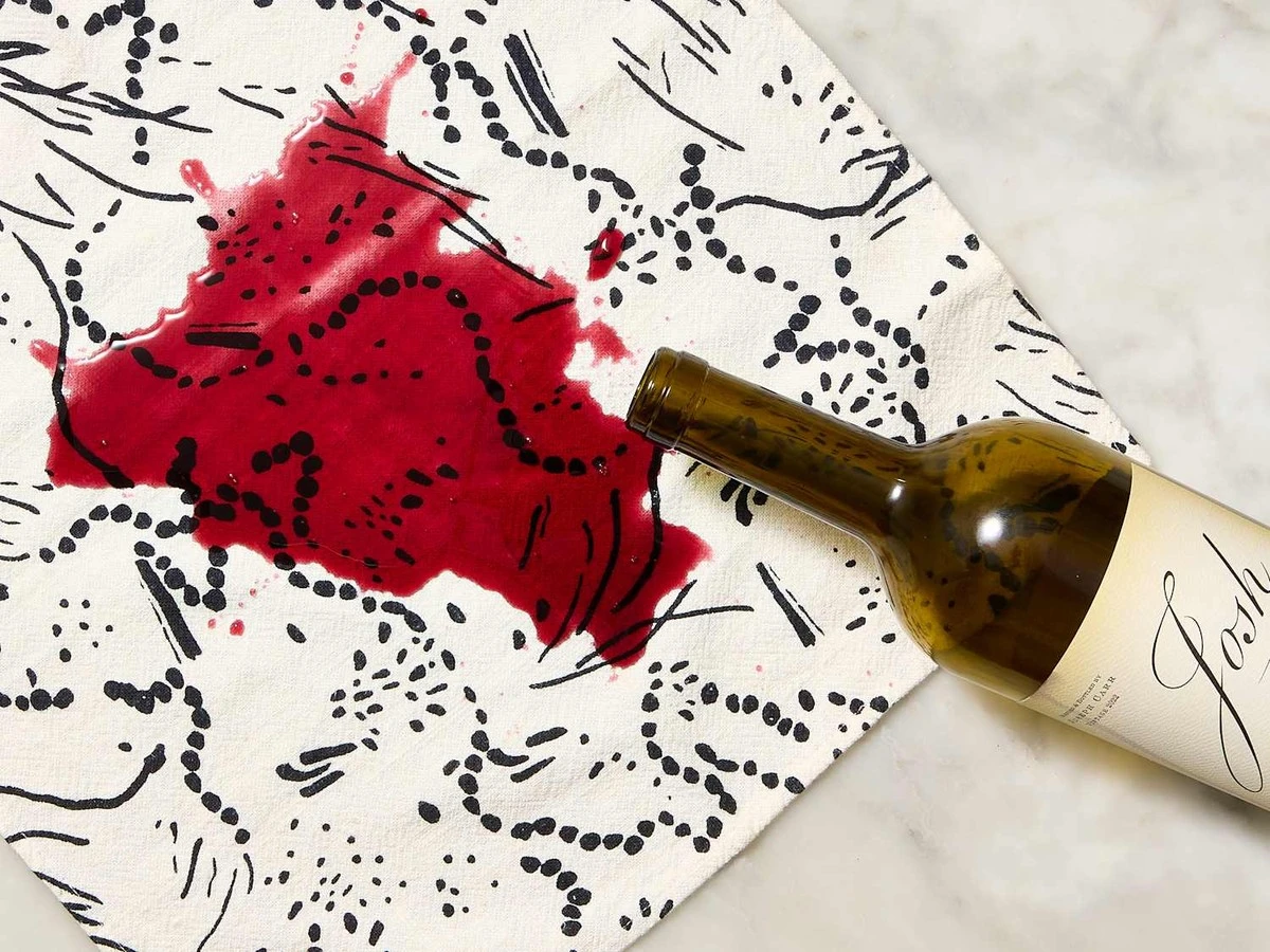 Sůl na tkanině: jednoduchý trik proti skvrně od vína za 30 sekund - image 2