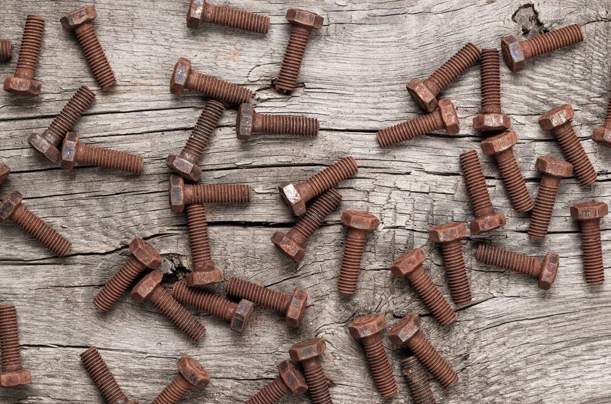 Kofola na hrdzavé šrouby? Staří tesaři tohle vědí už desítky let