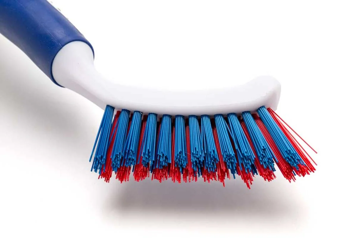 Jak použít starý zubní kartáček na čistění spár bez chemie - image 1