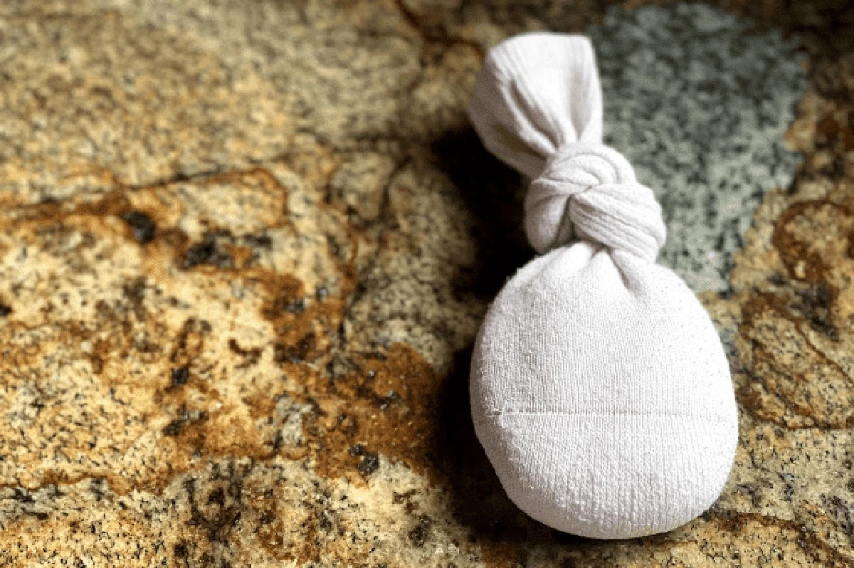 Použijte starý ponožku jako zimní pomůcku pro rozpuštění ledu na schůdkách - image 1