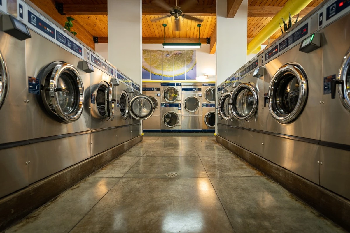 Citrónová šťáva v pračce: proč je zde klíč k bílým věcem bez chemie