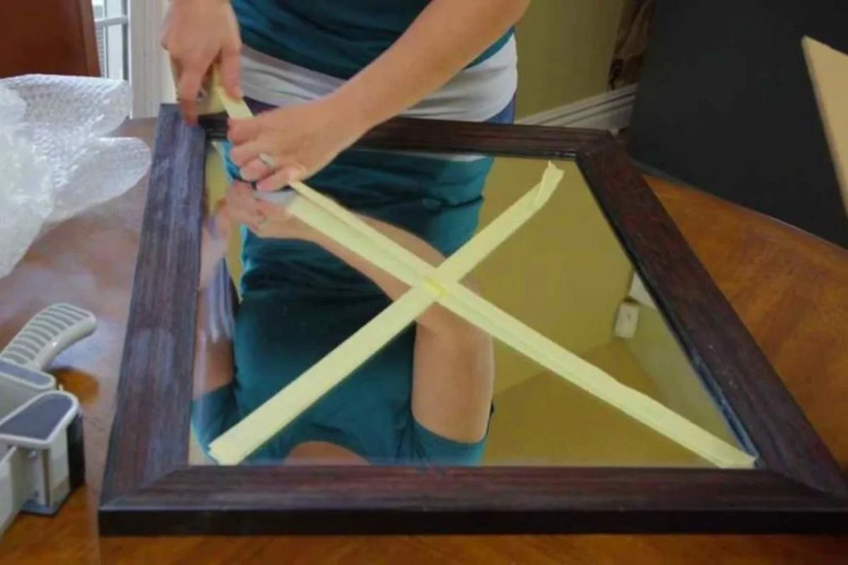 Páska od slepení se používá na zrcadla. Důvod vás překvapí