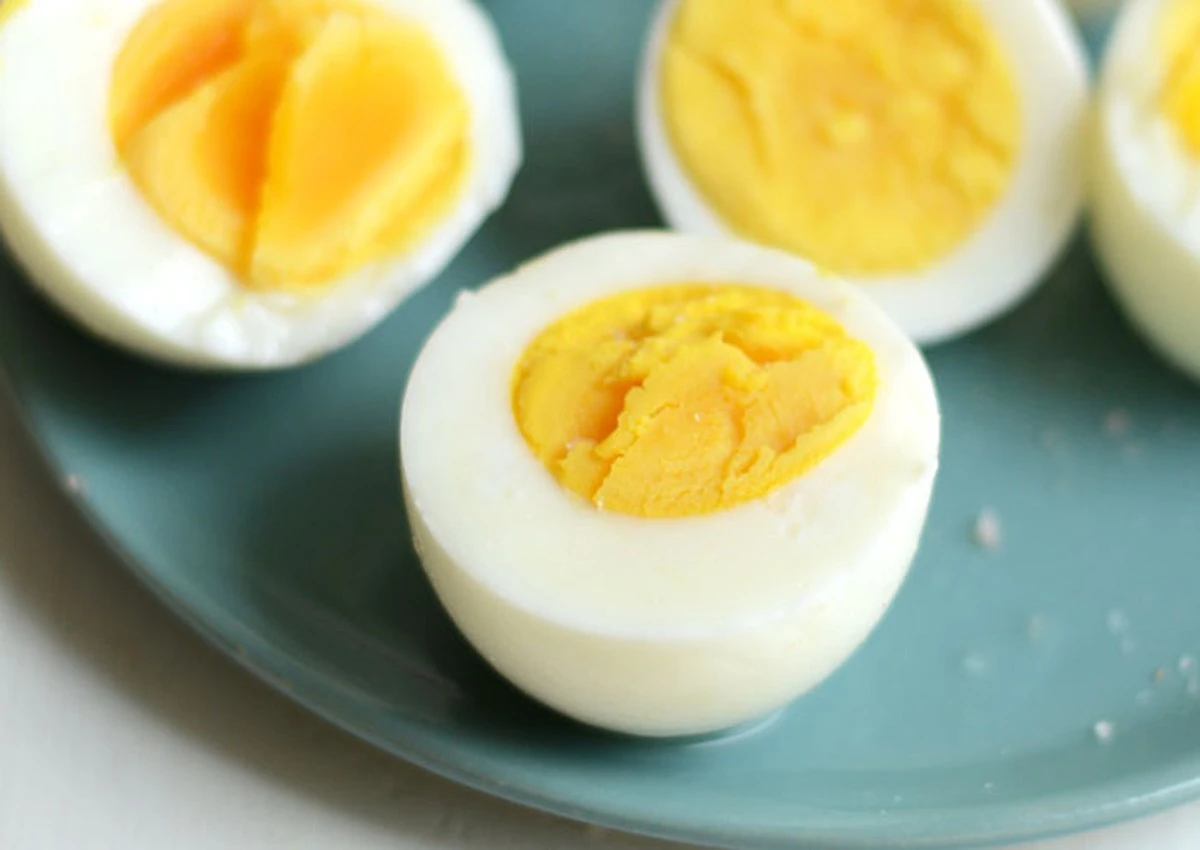 Proč všichni kuchaři přidávají do vody na vejce ocet