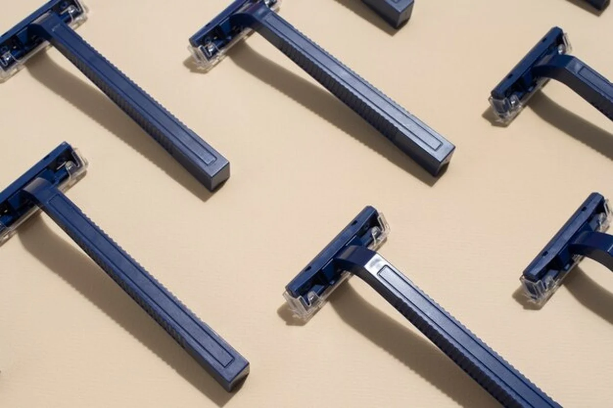 Elektrický holící strojek či bezpečnostní holítko? Co si vyberou dermatologové