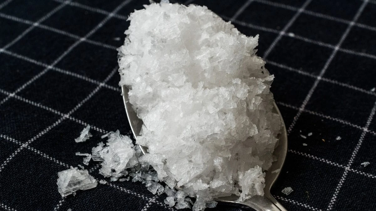 Sůl na okenních parápech: tajemství bez vlhkosti, kterou všichni přehlížejí - image 1