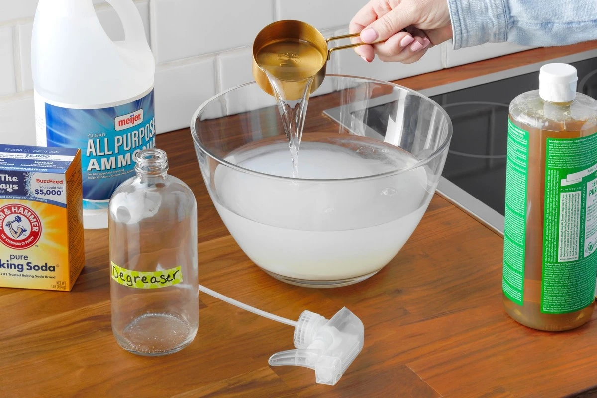 Jednoduché: jak si vyrobit ekologické odmašťovadlo ze 3 ingrediencí z kuchyně