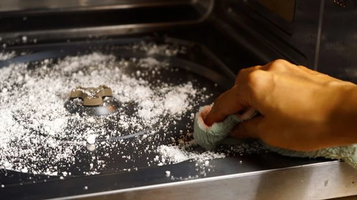 Soda bikarbona v mikrovlnné troubě: kouzelný trik na špínu