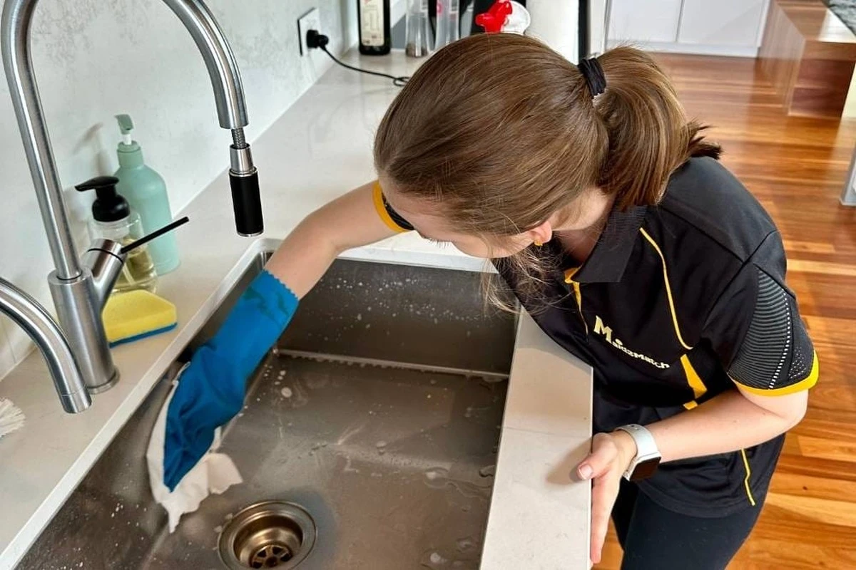 Jedlá soda v umyvadle: proč to funguje líp než drahé chemikálie - image 1