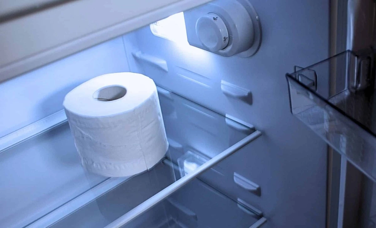 Papír do lednice? Jak tento trik sníží vlhkost a zápach za centů