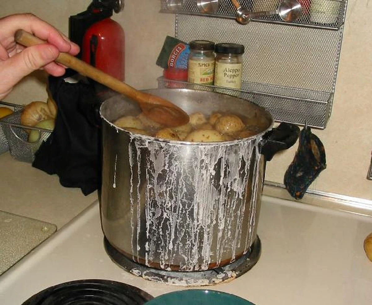 Kuchaři prozradili: proč vždy přidávají sůl před vařením brambor