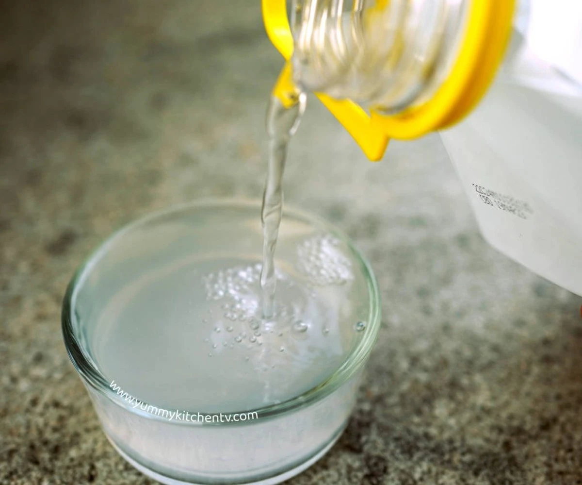 Proč všichni šéfkuchaři přidávají do vody na vaječnici ocet - image 1