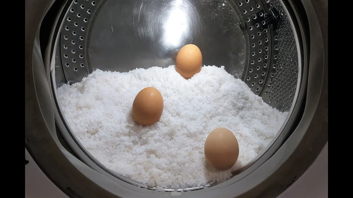 Lyžička soli v práčce: co se stane s vašimi barevnými hadrami