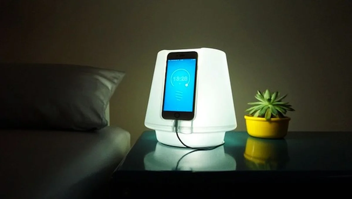 Starý telefon jako noční osvětlení? Geniální trik šetřící elektřinu - image 2