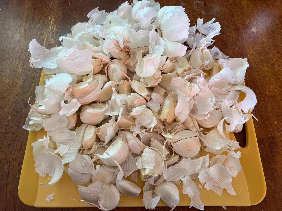 Obyčejná krabice si konce šnury? Použijte zuby česneku jako genialní náhradu